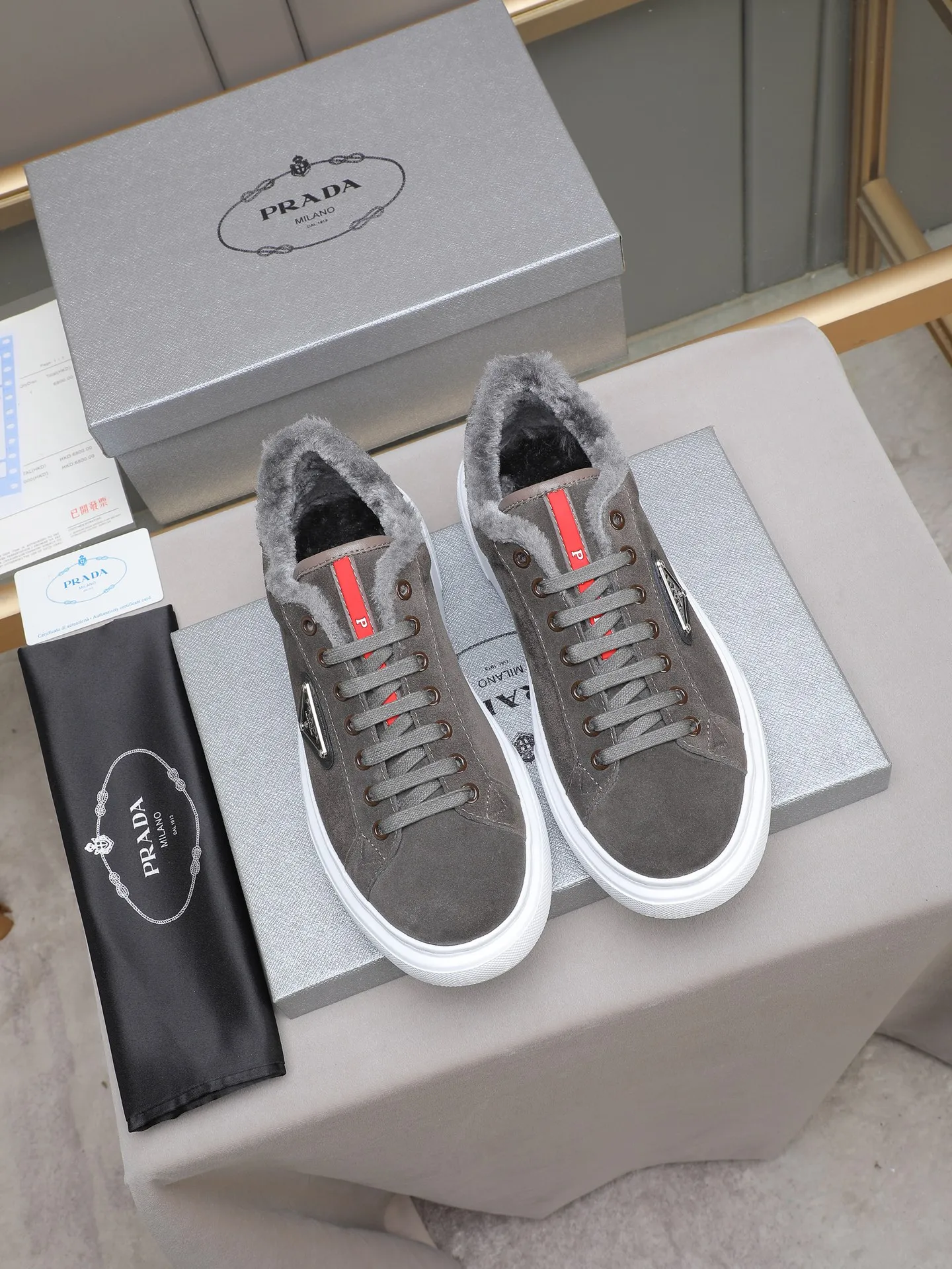 PP440 Prada/Prada men's new casual shoes, this upper is made of imported calfskin + velvet lining! The outside is decorated with the P family's classic metal triangle enamel logo, and the outsole is made of non-slip sports foam ultra-light outsole, which feels good on the feet and is a fashionable and fashionable item! Four colors to choose from!  Size: 38-44 (45 customized)